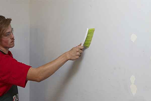 تمیز کردن لکه رنگ از کاغذ دیواری